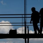 obreros trabajando en una construcción. cómo se determina la tercerizacion laboral ilegal