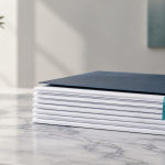 Documentos oficiales apilados sobre un escritorio, en referencia a los ocho proyectos de decreto laboral del Ministerio del Trabajo